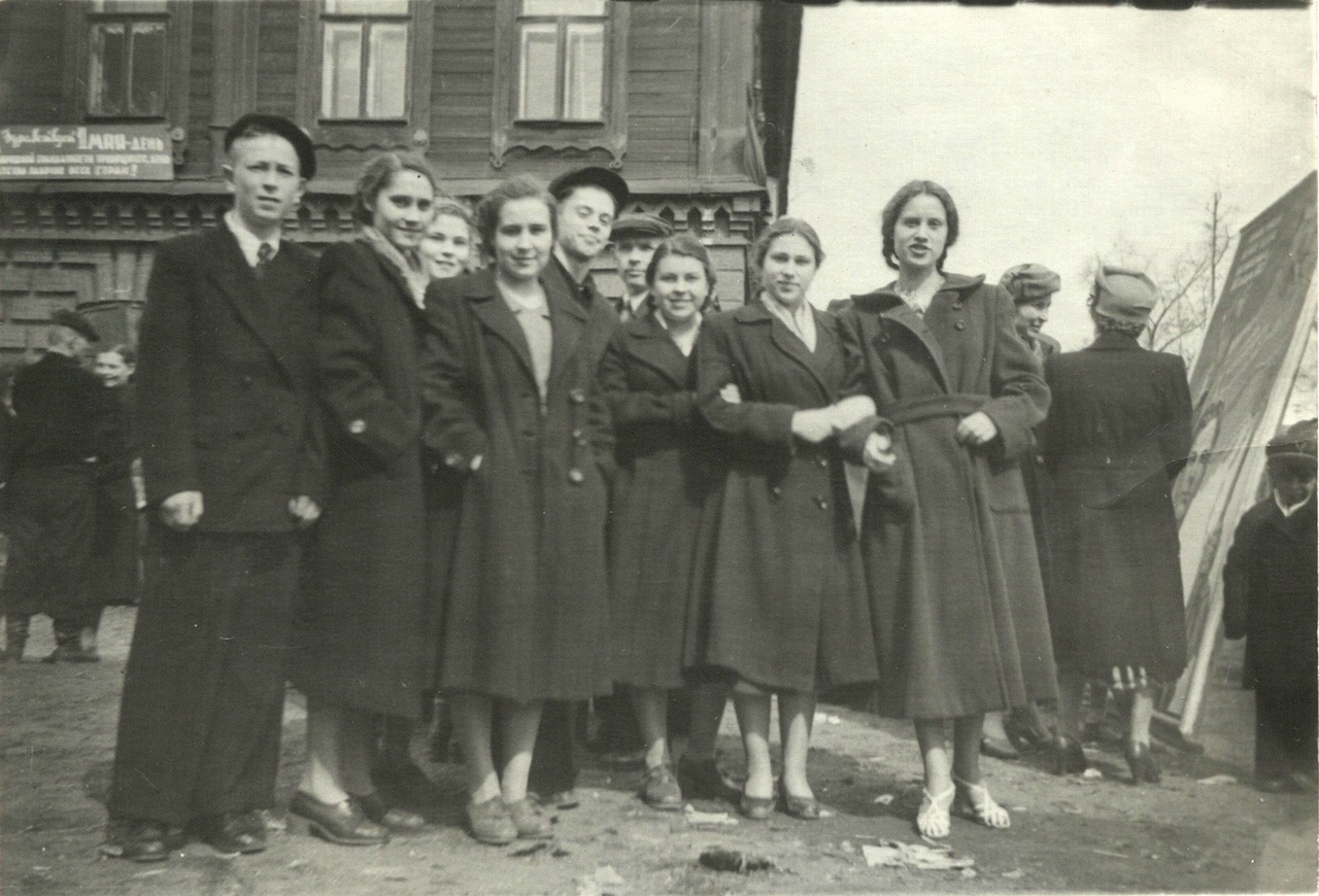 Участники первомайской демонстрации 1955 года. Перекресток Пастухова-Красная Ижевск. На заднем плане дом Красная 119, дом Учителя, ранее дом купца Харина.