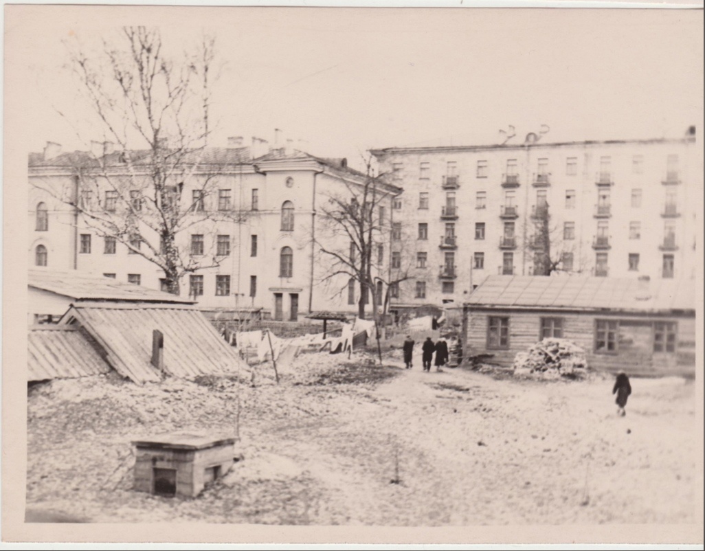 Здание слева - Советская 18, справа Советская 20. Ижевск. Фото: В.И.Черезов, 1959 г. Вид со двора. Виден подземный склад.