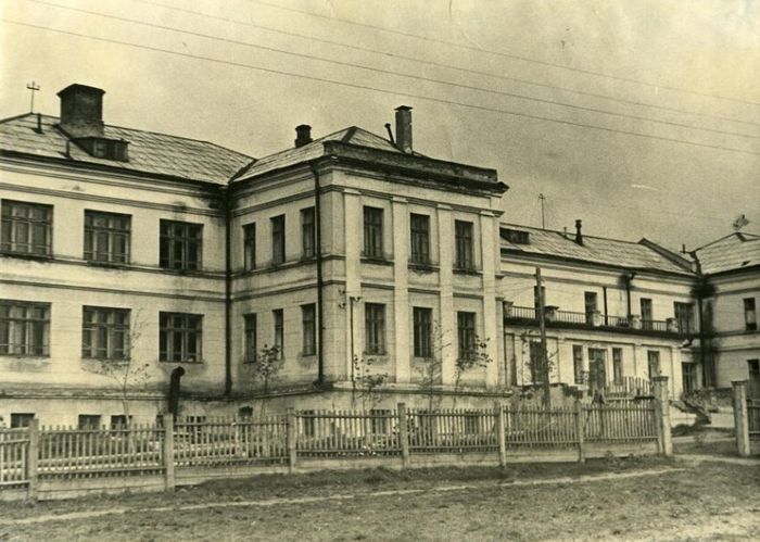Роддом №3 (площадь имени 50-летия Октября 21) в Ижевске, построен в 1939 году. Закрыт в 2019 году из-за ветхости. Фото: 1949 год.