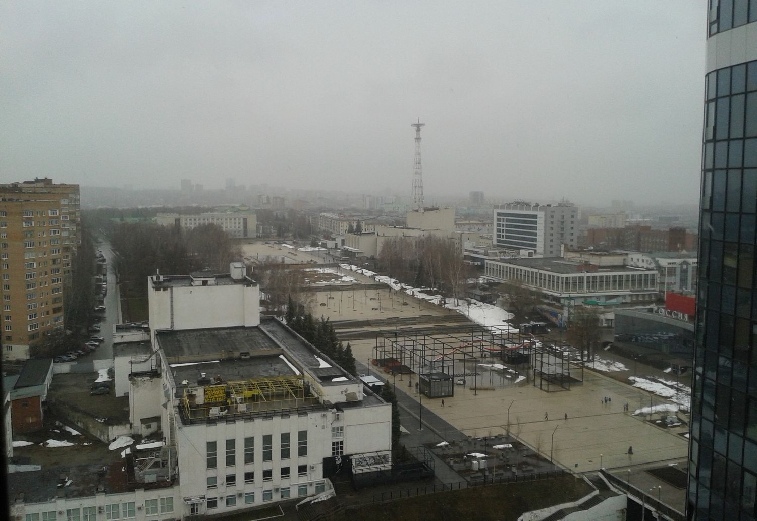 Центральная площадь с крыши ЖК Республики. ДВА. 17.04.2022 15:03.