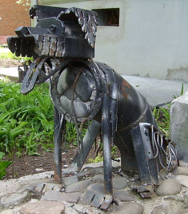 Памятник собаке на Ломоносова 23а, Ижевск. Паблик-арт.