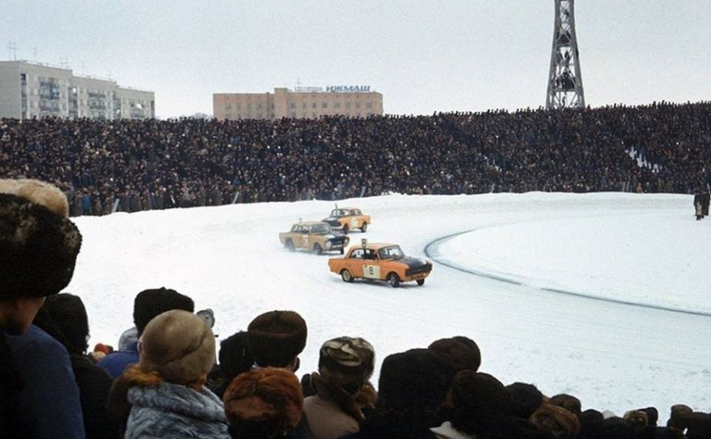 Как много зрителей. Ледовые автогонки. Стадион "Зенит" 1989 год. Ижевск.