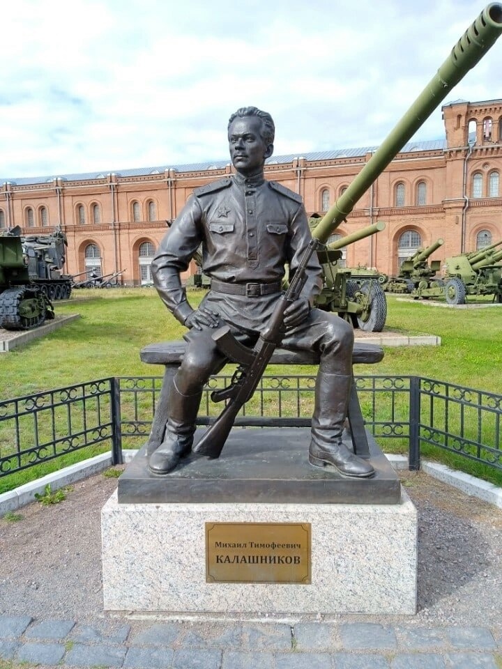 К 100-летию М.Т.Калашникова на территории военно-исторического музея артиллерии в Санкт-Петербурге установили памятник оружейнику.