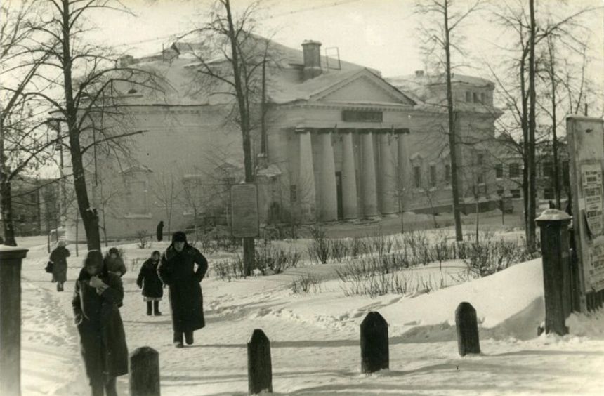Сквер у кинотеатра «Колосс» в бывшем соборе Невского. 1950-е годы. Фото: НМУР.