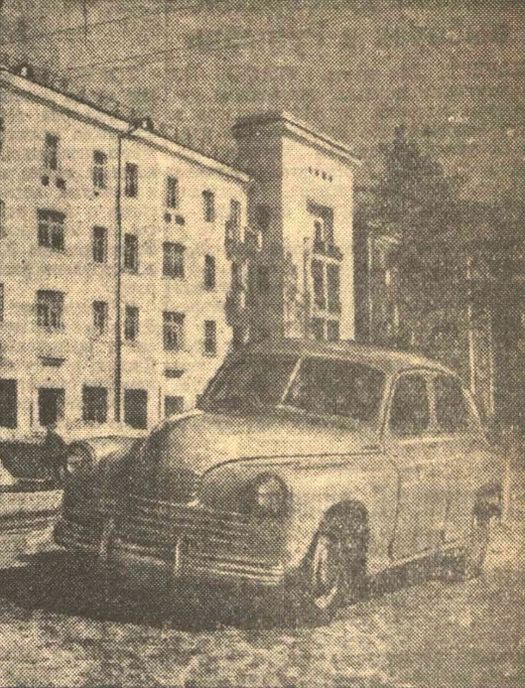 Легковой автомобиль "Победа" (ГАЗ М-20) в Ижевске перед домом Свободы 184. Ижевск.