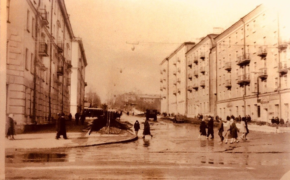Перекресток улиц Коммунаров и Труда (Ленина). Ижевск. Фото: 1960-е годы. ЦГА УР.