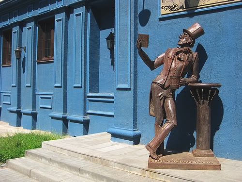Железный зазывала в гостиничную пивнушку. 2009 г., скульпторы Д. Постников и А. Суворов.