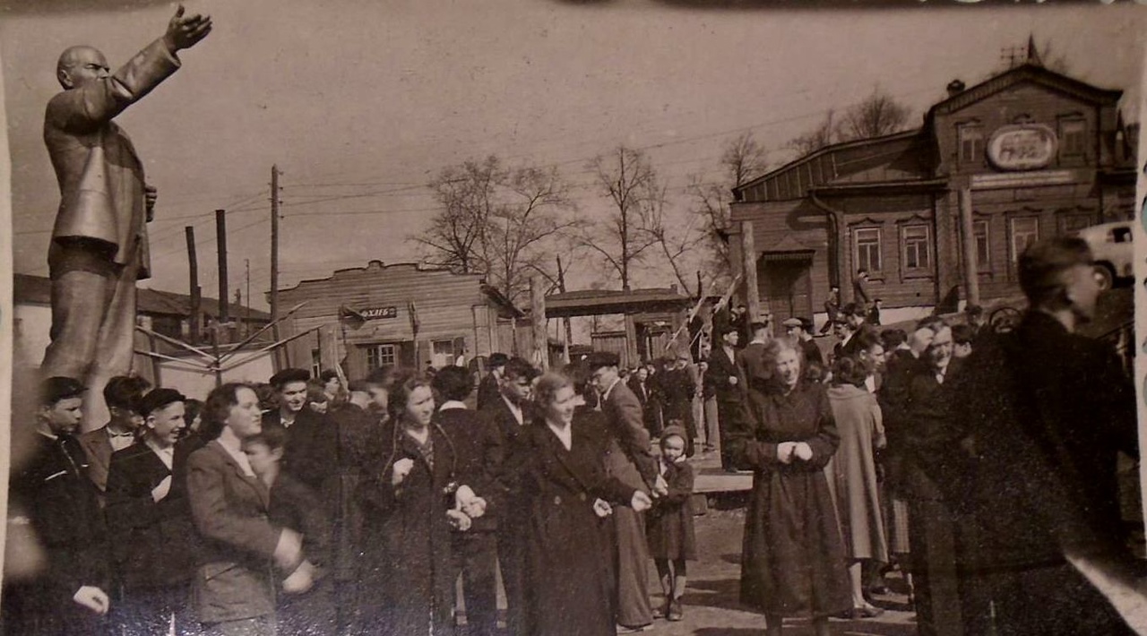 1 мая 1957 года. Памятник ленину перед Ижевским механическим институтом на улице Горького. На заднем плане бывший дом Созыкина