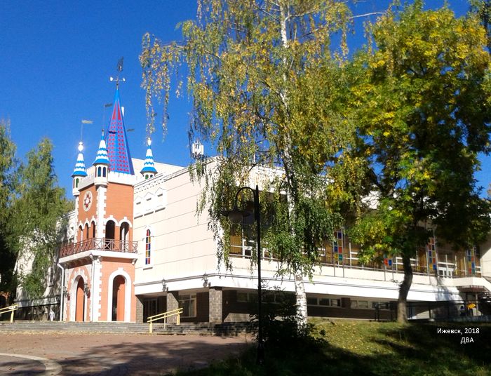 Здание на ул. Ломоносова 9 в Ижевске Государственный театр кукол Удмуртской Республики получил 4 ноября 1980 года.