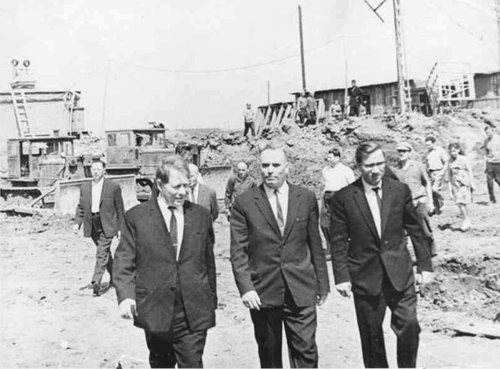 1966, Устинов Д.Ф. и Марисов В. на строительстве "Ижавто".