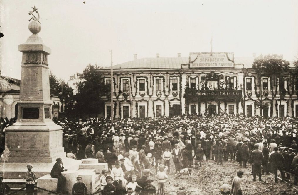 Воткинск. 9 сентября 1925 года. Митинг на Площади павших борцов (ныне Центральная) у здания заводоуправления.