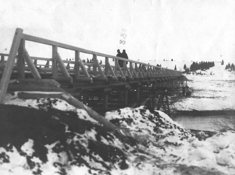 1934 год. Строительство моста через реку Иж в районе слияния с рекой Позимь. Здесь начинается Сарапульский тракт. Фото: каталог ГАОПИ.