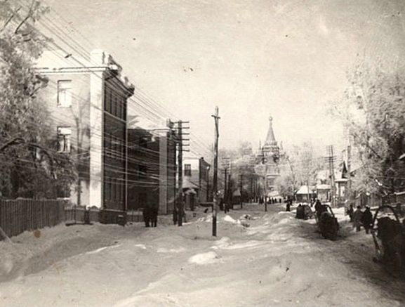 Слева дом В.Сивкова, 171. Дом Горместхоза («Донат»). 1929 год.