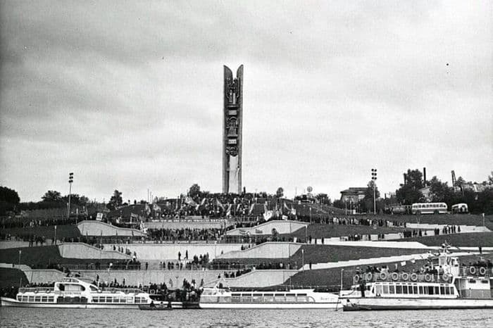 Монумента Дружбы Народов. Фото 1972 года. Ижевск.