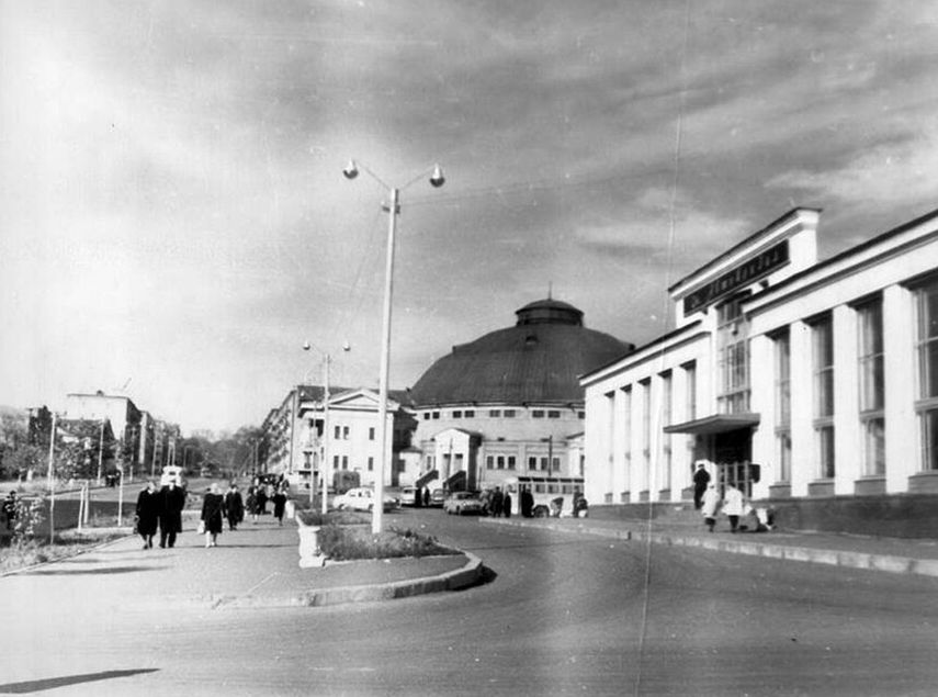 Улица Красноармейская. Старый цирк и автовокзал. 1970-1980гг. Ижевск.