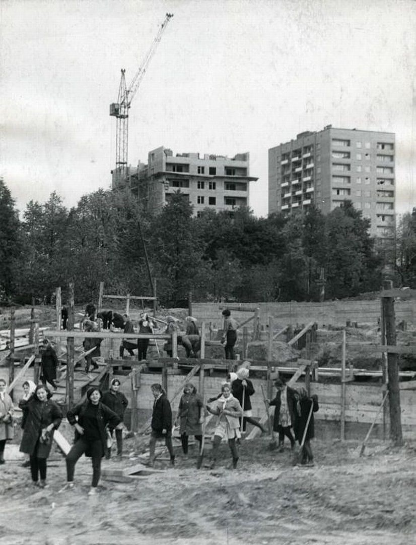 Школа № 20, ученики на строительстве Центральной площади Ижевска. 1970 год. НМУР. Строительство 14-и этажки.