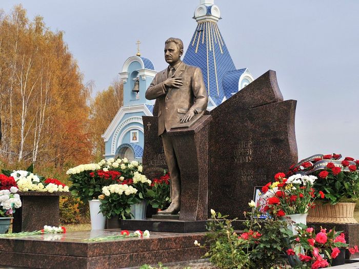 16 октября 2018 года на Хохряковском кладбище открыт памятник на могиле первого президента Удмуртии Александра Александровича Волкова.