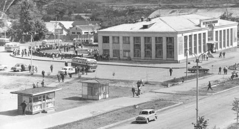 Здание центрального автовокзала. Примерно 1967 г. Личный фонд А.Д.Ефремова. Заборов нет. Ощущение свободы.