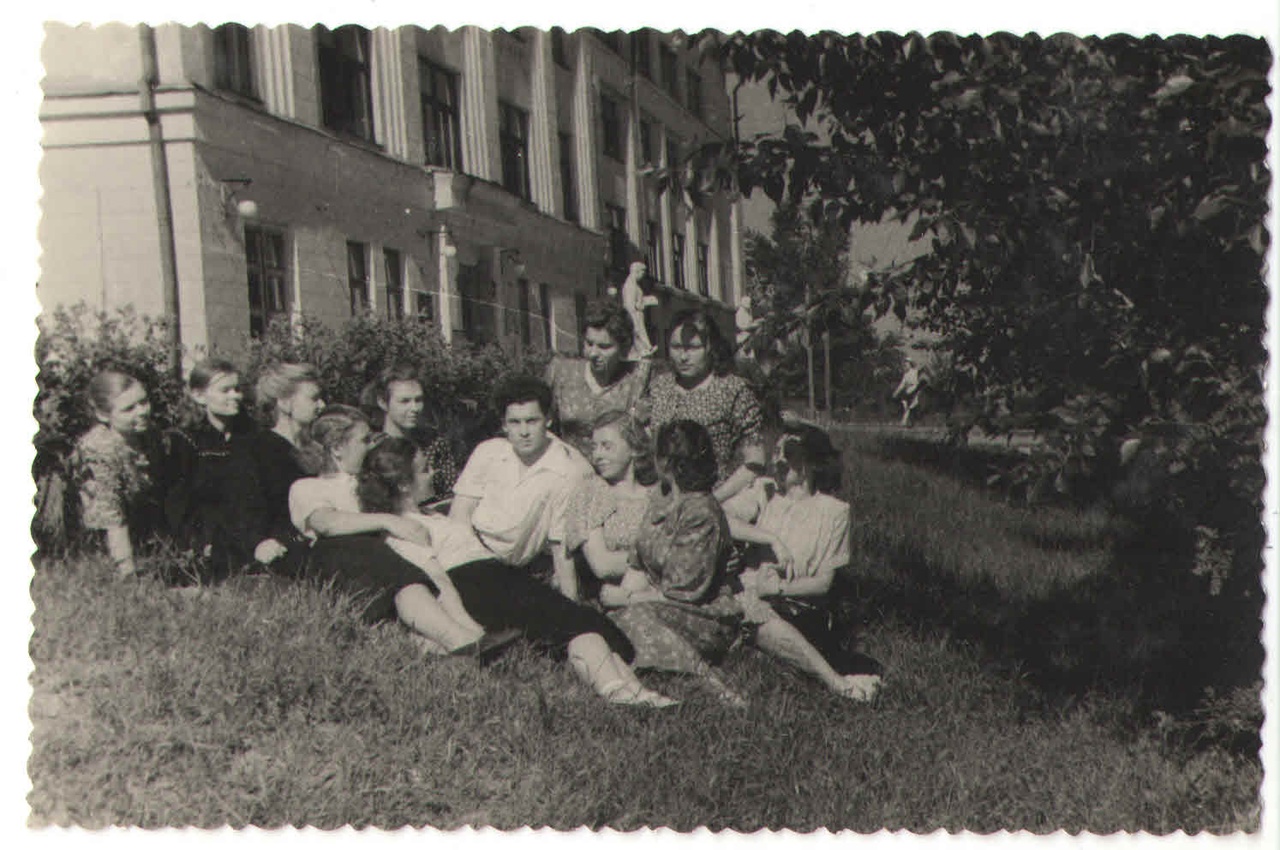 Студенты Удмуртского педагогического института в летний день перед зданием вуза, 1950-е годы. Из коллекции Музея города Ижевска.