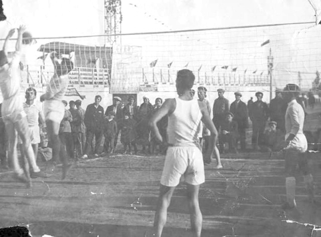 Игра волейбольных команд Можги и Глазова на стадионе «Зенит» на окраине Карлутской площади Ижевска во время Областной Олимпиады в 1934 году. ГКУ «ЦДНИ УР».