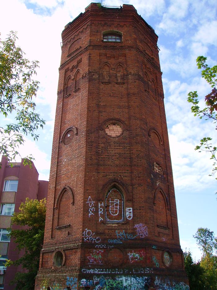 Водонапорная башня  1915 года - архитектурный памятник регионального значения. Фото 2016. ДВА.