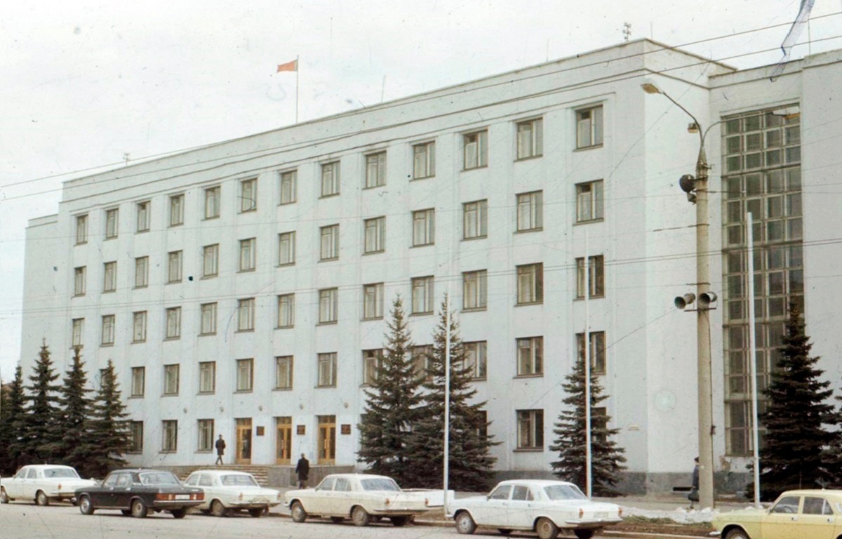 Здание правительства Удмуртской АССР, октябрь 1986 года. Автор фотографии А.С. Кузнецов. Из коллекции С.Чекалкина.