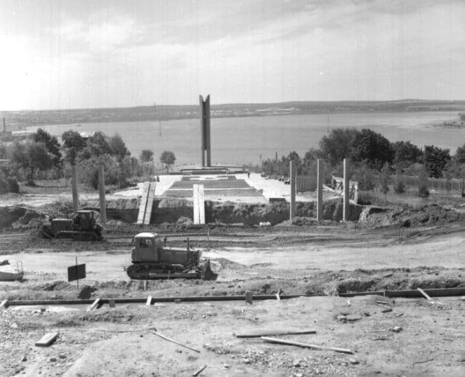 Строительство моста через улицу К.Маркса. Фото лето 1977 года.