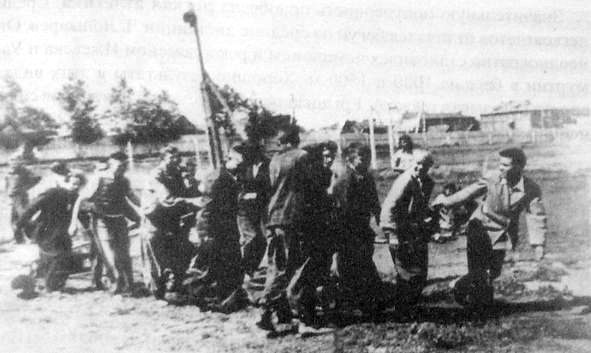 Группа спортсменов укатывает на стадионе Зенит беговую дорожку. Ижевск, 30-е годы.