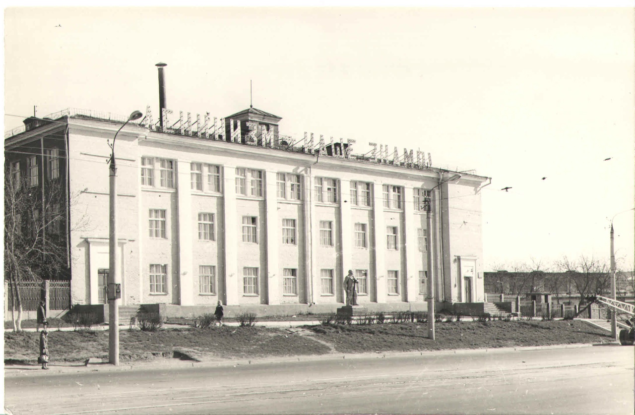 Профессионально-техническое училище №20 (ГПТУ №20), 1970-е годы. Памятник Ленину. Фото из коллекции Музея города Ижевска.