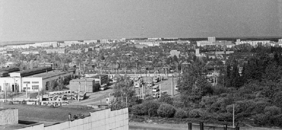 Вид на троллейбусное депо №1 и ул. Удмуртскую (за депо) со стороны ул. Дзержинского. 1984-86 годы. Ижевск. Справа Северное кладбище.
