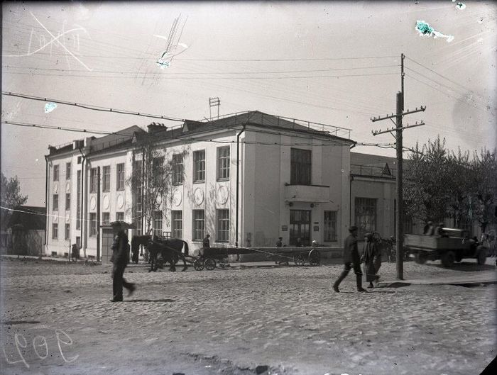 Здание Удмуртской республиканской конторы Госбанка СССР на углу улиц Советской и Красноармейской.