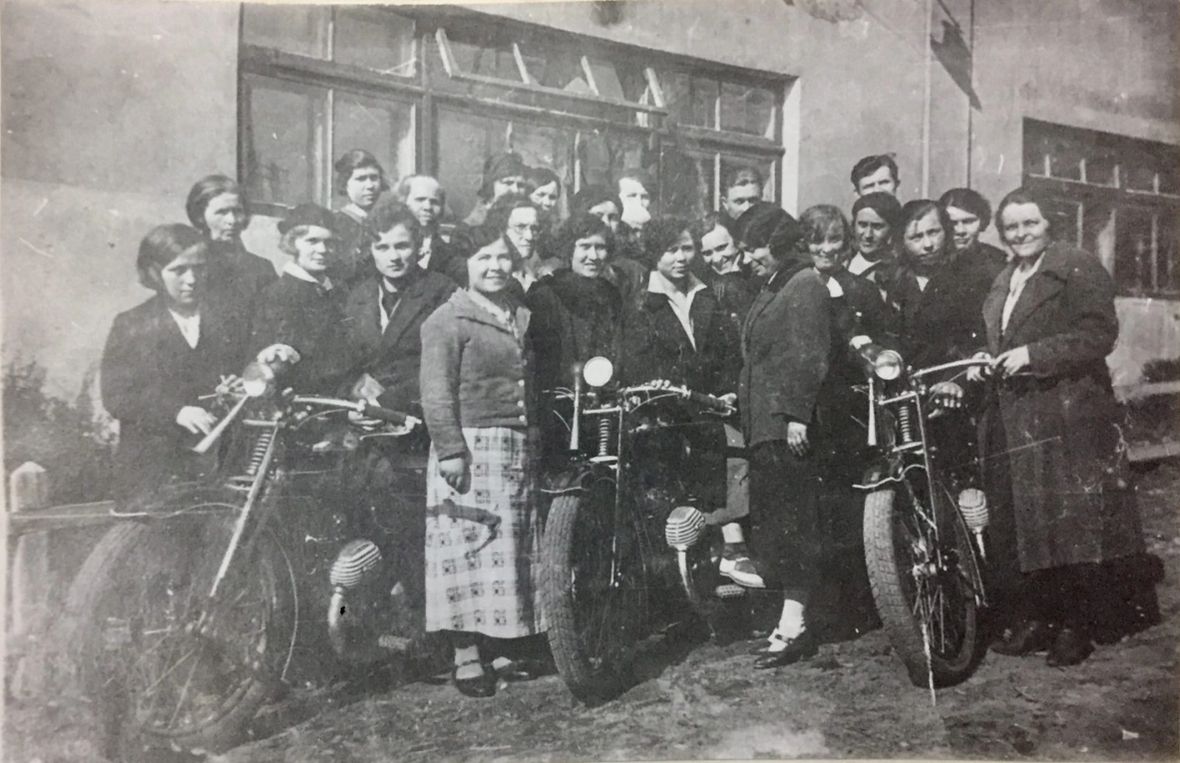 Участницы первого женского мотопробега и жены инженеров на Ижевском мотозаводе.