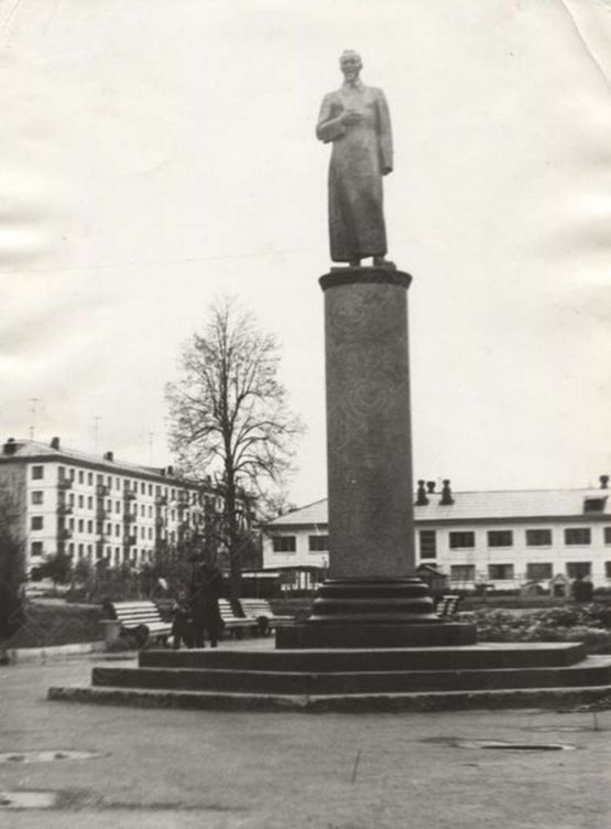Памятник советскому политическому деятелю Ф.Э. Дзержинскому в Ижевске 1980 год. Находится в сквере на улице Дзержинского. Ресурс: Фотокаталог ГКУ «ЦДНИ УР».