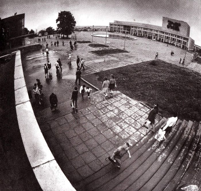 Центральная площадь. Дворец Культуры "Металлург". Фото И.Чехомова 1990-х годов.