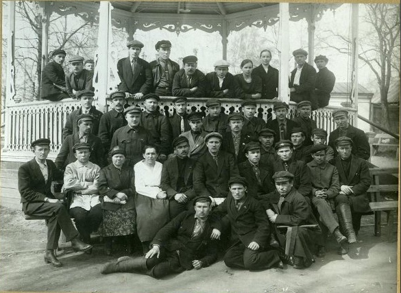 Участники пленума Обкома ВКП (б) в 1926 году в беседке Летнего сада. Ижевск.