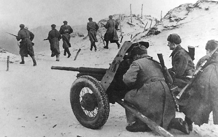 Противотанковая 45-мм пушка "Аннушка" в бою. Производилась в 1941-1944 гг на Воткинском заводе.