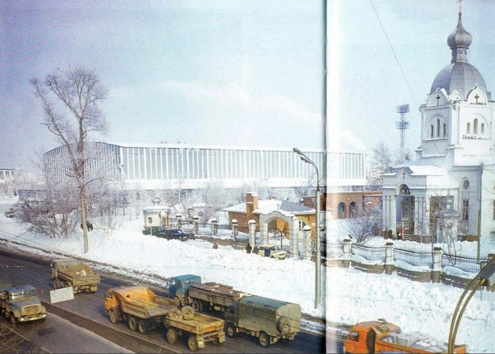 Троицкий храм, Ледовый дворец "Ижсталь" и 1-ый корпус Удгу. Фото 1992 г.