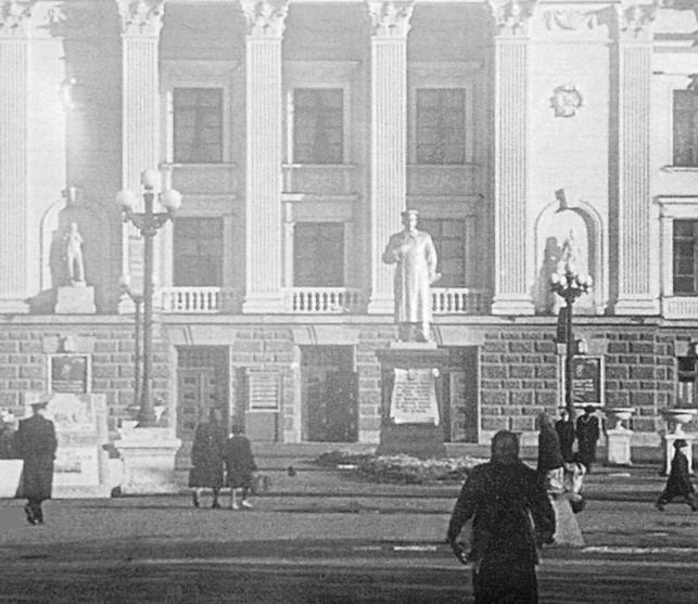 Памятник Сталину И.В. у здания Дворца культуры "Россия"
