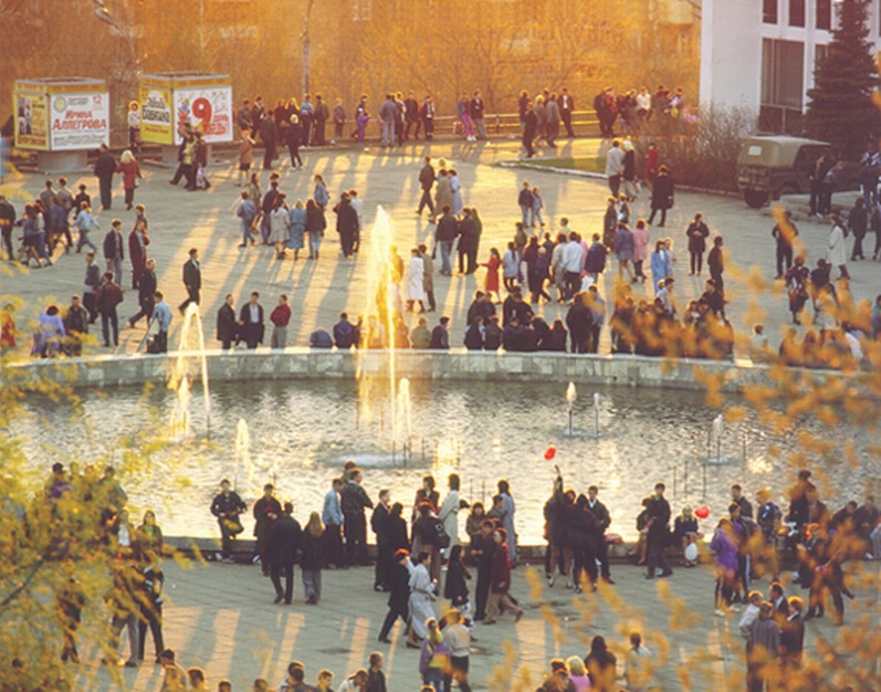 Вечер 9 мая у фонтана на эспланаде, конец 90-х годов. Ижевск. Центральная площадь.