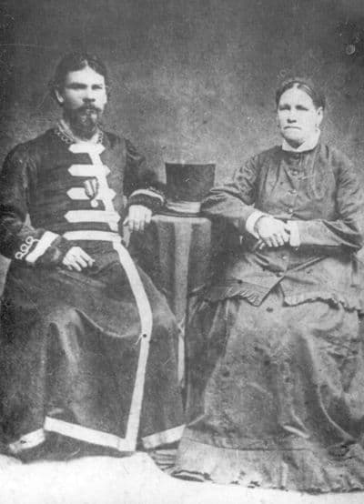 Мастеровой Ижевских оружейного и железоделательного заводов в кафтане и его жена. Примерно 1900 год.
