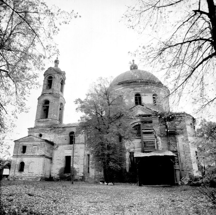 Церковь в селе Яромаска в 1990-е годы.
