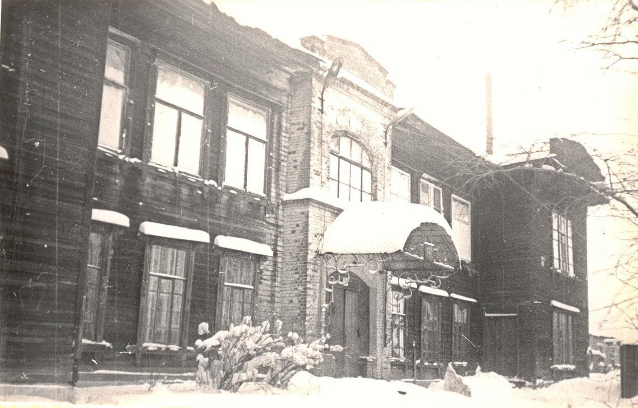Полукаменное здание мужской гимназии на Восьмой улице. Построено в 1913 году. Фото из архива "Ижевских электрических сетей".