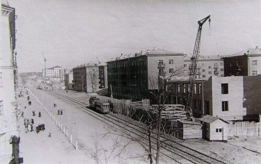 Строительство дома Ленина 302а. На горизонте белеет ремесленное училище №3. Март 1960 г. Ижевск.