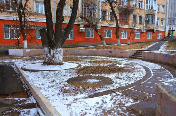 Бассейна нет, сквер "Болото" никакой. Фото 2016 года. Ижевск.