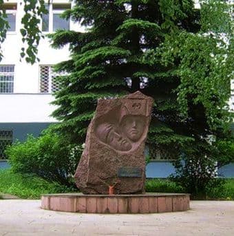 Памятник  \"Медикам Удмуртии погибшим на фронтах ВОВ 1941-1945 г.г. посвящается\" ул. Рылеева Ижевск, установлен в 1988г.