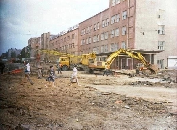 Реконструкция улицы К. - Маркса с укладкой трамвайных путей. Главпочтамт. 1970-е годы.