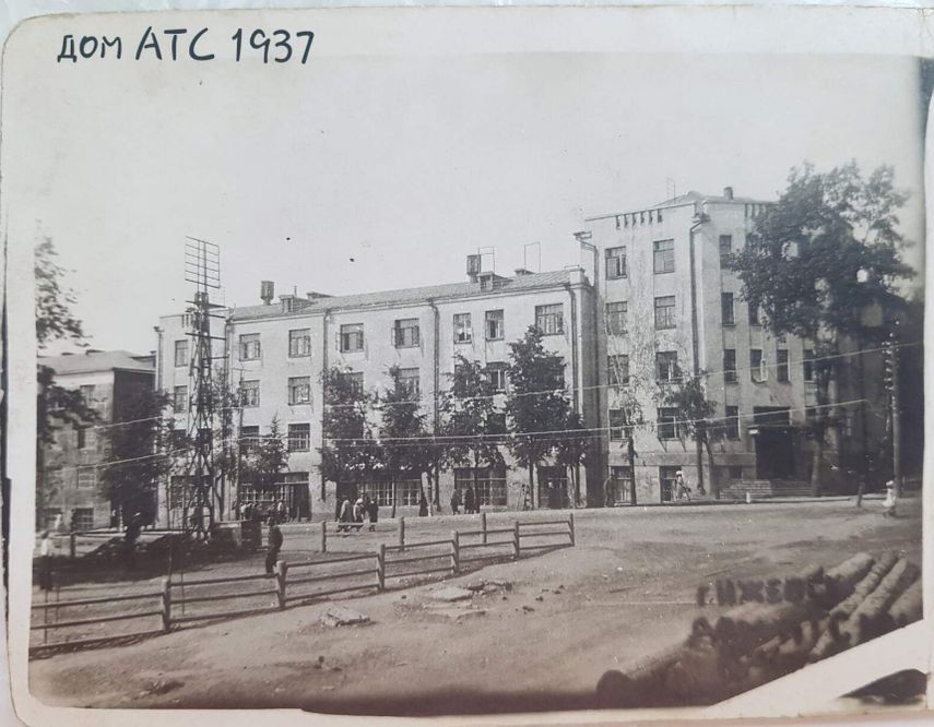 Красная 133 Ижевск. Дом техперсонала Ижстальзавода, построен в начале 1930-х годов. Фото: 1937 год, из семейного архива Маргариты Томилиной.