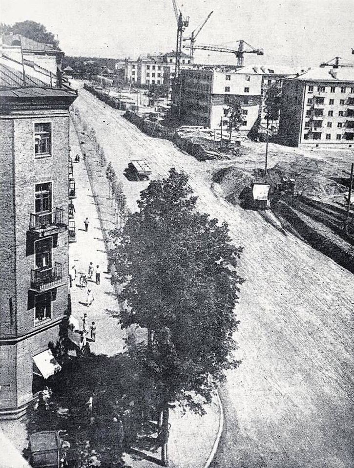 1963 год. Улица Труда (Ленина). Слева "Детский мир" Коммунаров 212. На заднем плане Ремесленное училище №3.