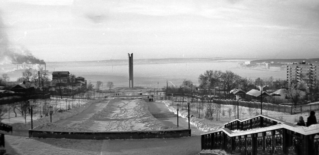 Эспланада Монумента Дружбы народов и набережная пруда в Ижевске. Фото 1971 года.