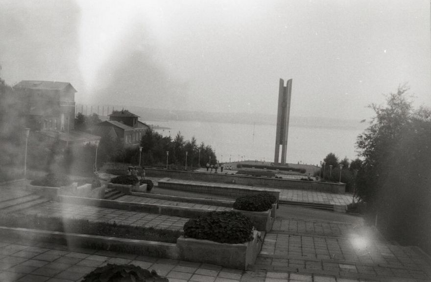 Вид на монумент "Навеки с Россией" и лестница на пешеходный мост. Ижевск. 15.07.1984 г. Автор: Виктор Соболев.